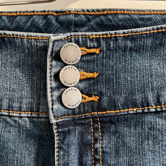 Torrid med blue denim skirt with functional pockets, size 18 - Picture 2 of 7